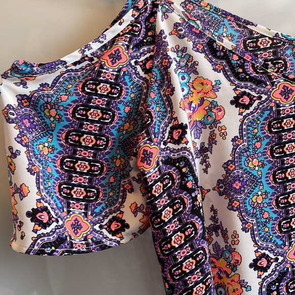 Designer lab cap sleeves beautiful print top. Perfect for summer. - Picture 3 of 8